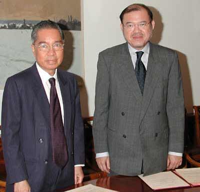 Dr. Supachai Panitchpakdi, WTO Director-General, and Ambassador Manaspas Xuto, Executive Director of the International Institute for Trade and Development