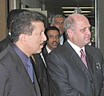 Sr. Yousef Hussain Kamal, Ministro de Qatar y el Director General de la OMC Mike Moore