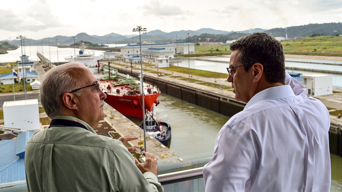 El Director General Azevêdo con el Capitán Miguel Rodríguez, Presidente de la Junta de Inspectores de la Autoridad del Canal de Panamá.