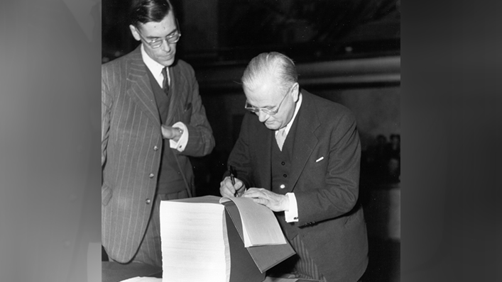 M. Dana Wilgress, diplomate canadien de haut rang, signant l'Acte final de l'Accord général sur les tarifs douaniers et le commerce. L'année suivante, il était élu Président des Parties contractantes du GATT, le premier à exercer cette fonction. 